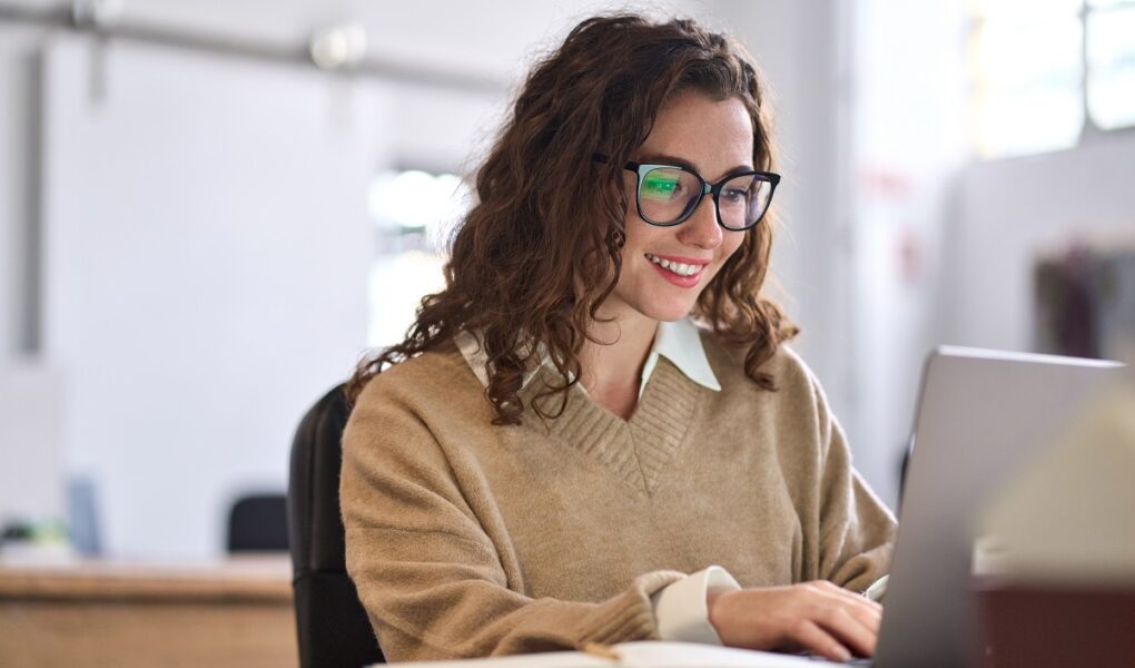 Prawidłowo dostosowane biurko pracownicze